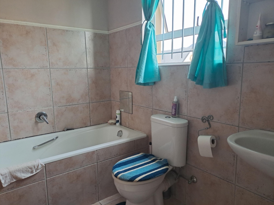To Let 2 Bedroom Property for Rent in Whispering Pines Western Cape